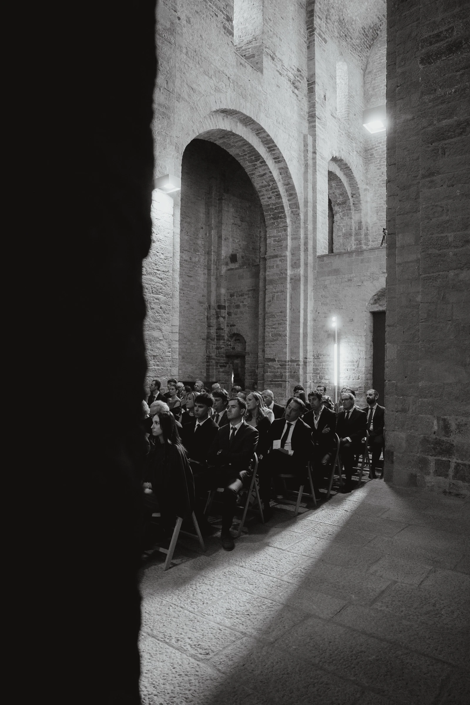 Ceremonia en la iglesia, los novios ante el altar