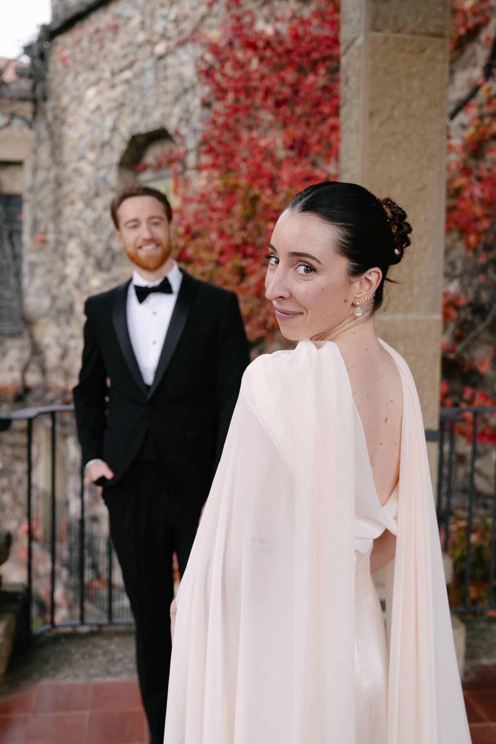 Pareja paseando entre hojas doradas en una boda de otoño