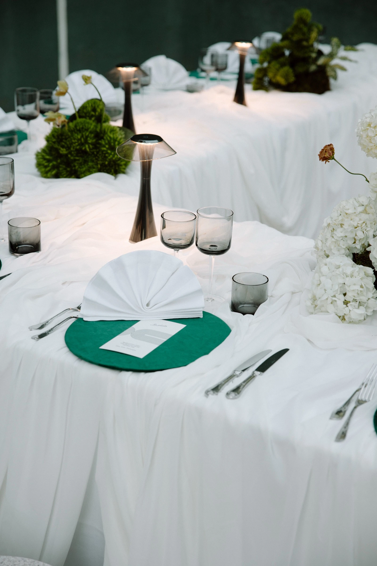 Rincón del banquete con mantelería verde y velas